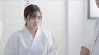 笑起来甜美又很骚外围小妹 换上情趣装丁字裤 服务周到吸蛋舔屌 让妹子扣逼自慰 后入爆插极品肥臀 连续搞了两炮